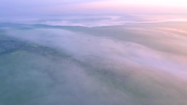 Drone Volando Sobre Una Espesa Niebla Matutina Que Cubría Las — Vídeo de stock