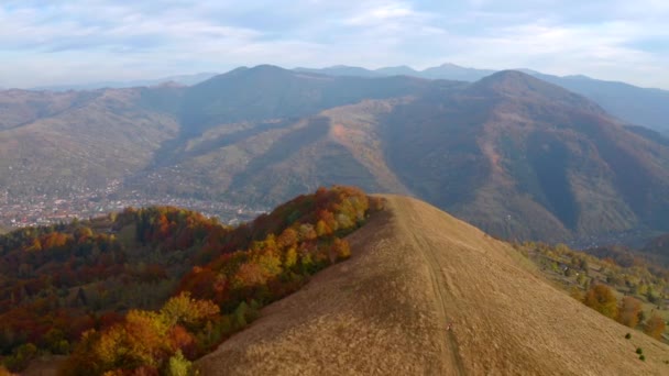 Dron Przelatuje Nad Spokojnymi Kolorowymi Górami Słoneczny Dzień Nagrane Wideo — Wideo stockowe