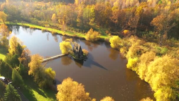 Altes Hölzernes Fischerhaus Auf Einer Kleinen Insel Herbstpark Gefilmt Drohnenvideo — Stockvideo