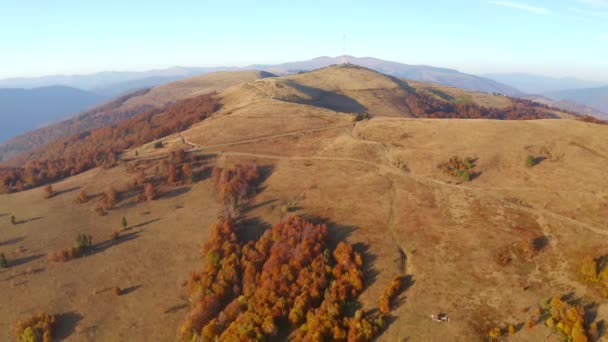 Drone Voa Sobre Montanhas Coloridas Tranquilas Dia Ensolarado Filmado Vídeo — Vídeo de Stock