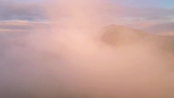 Drone Vliegt Mist Die Bergen Bedekt Het Ochtendlicht Gefilmd Drone — Stockvideo