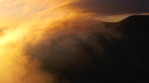 Dron Vuela Sobre Niebla Que Rueda Sobre Cresta Toma Aérea — Vídeos de Stock