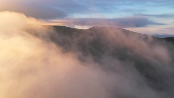 Drone Vuela Sobre Niebla Que Cubre Las Montañas Luz Mañana — Vídeo de stock