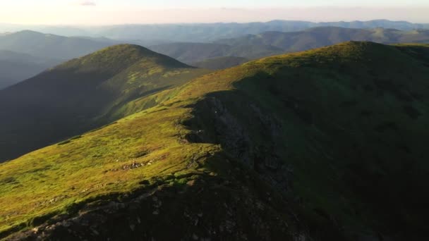 Güneş Tarafından Kuşbakışı Aydınlatılan Bir Dağ Silsilesinin Yaz Manzarası Videosu — Stok video