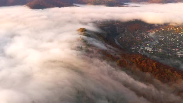 Drone Voa Sobre Nevoeiro Que Rola Sobre Cume Filmado Vídeo — Vídeo de Stock