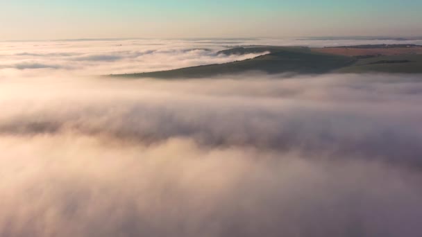 Vuelo Dron Sobre Una Espesa Niebla Que Cubría Las Tierras — Vídeos de Stock