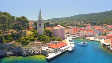 Güneşli bir günde Veli Losinj 'deki gök mavisi bir körfezden ateş etmek. Hırvatistan. 4k, İHA videosu ile çekilmiştir..