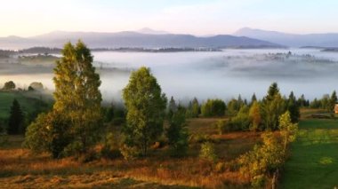 İnsansız hava aracı güneş doğarken muhteşem bir dağ vadisinde uçuyor. 4k, İHA videosu ile çekilmiştir..