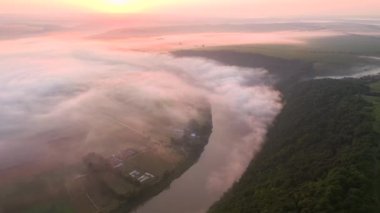 Dinyester Nehri 'nin sisli bir sabahının insansız hava aracından ateş etmek. 4K 'da çekilmiş..