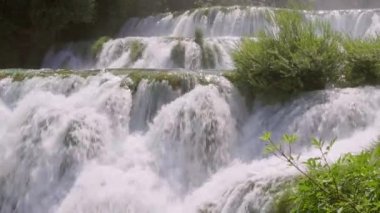 Skradinski buk Krka Ulusal Parkı 'nın en popüler şelalesidir. 4K videosunda çekildi.