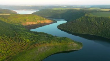 Dinyester Nehri 'nin dolambaçlı kanyonuna bakan bir drondan ateş etmek. 4k, İHA videosu ile çekilmiştir..