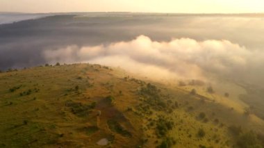 Dinyester Nehri 'nin sisli bir sabahının insansız hava aracından ateş etmek. 4k, İHA videosu ile çekilmiştir..