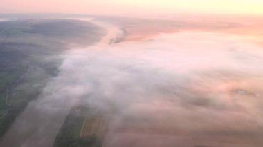 Dinyester Nehri 'nin sisli bir sabahının insansız hava aracından ateş etmek. 4K 'da çekilmiş..