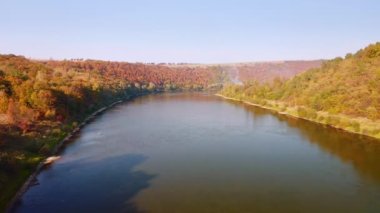 Çekici büyük nehri kuş bakışı çekmek. 4k, İHA videosu.