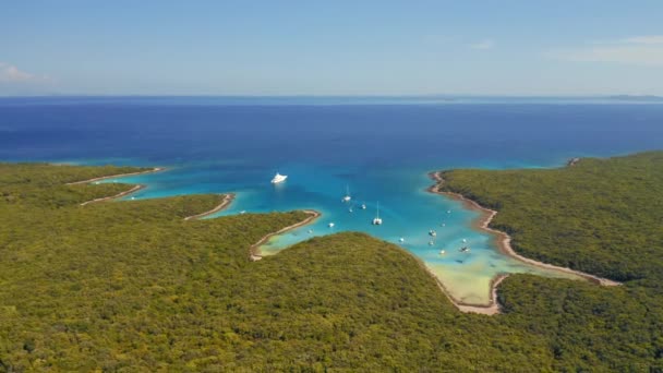 Drohne Fliegt Sonnigen Tagen Mit Segelbooten Über Azurblaue Bucht Gedreht — Stockvideo