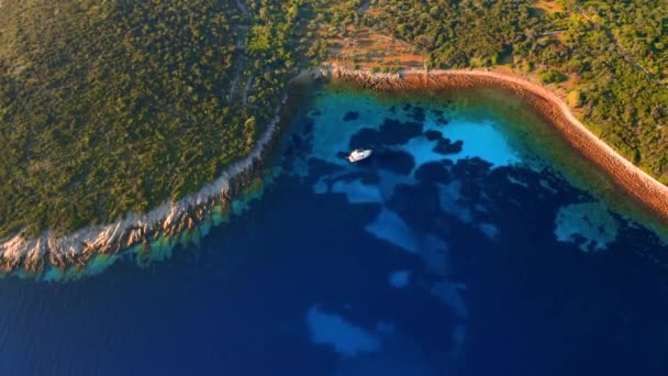 Drone Voa Sobre Baía Azul Dia Ensolarado Filmado Vídeo Drone — Vídeo de Stock