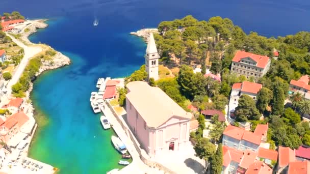 Schieten Vanuit Een Drone Van Azuurblauwe Baai Stad Veli Losinj — Stockvideo