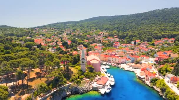 Drone Vliegt Een Blauwe Baai Oude Stad Veli Losinj Een — Stockvideo