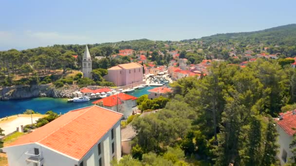 Drone Flyger Över Blå Vik Gamla Stan Veli Losinj Solig — Stockvideo