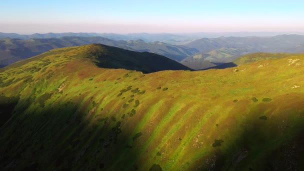 Καλοκαιρινή Σκηνή Μιας Οροσειράς Που Φωτίζεται Από Τον Ήλιο Από — Αρχείο Βίντεο