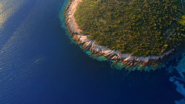 Drone Voa Sobre Baía Azul Dia Ensolarado Filmado Vídeo Drone — Vídeo de Stock