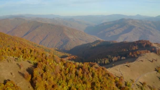 Een Drone Vliegt Rustige Kleurrijke Bergen Een Zonnige Dag Gefilmd — Stockvideo