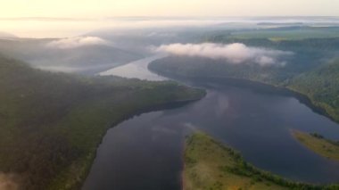 Dinyester Nehri 'nin dolambaçlı kanyonuna bakan bir drondan ateş etmek. 4k, İHA videosu ile çekilmiştir..