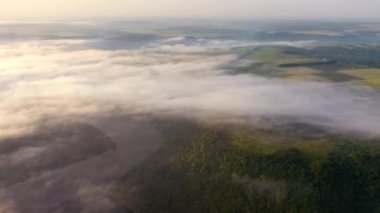 Dinyester Nehri 'nin sisli bir sabahının insansız hava aracından ateş etmek. 4k, İHA videosu ile çekilmiştir..