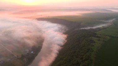 Dinyester Nehri 'nin sisli bir sabahının insansız hava aracından ateş etmek. 4K 'da çekilmiş..