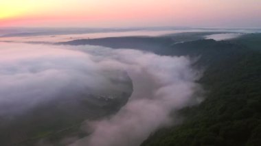 Dinyester Nehri 'nin sisli bir sabahının insansız hava aracından ateş etmek. 4K 'da çekilmiş..