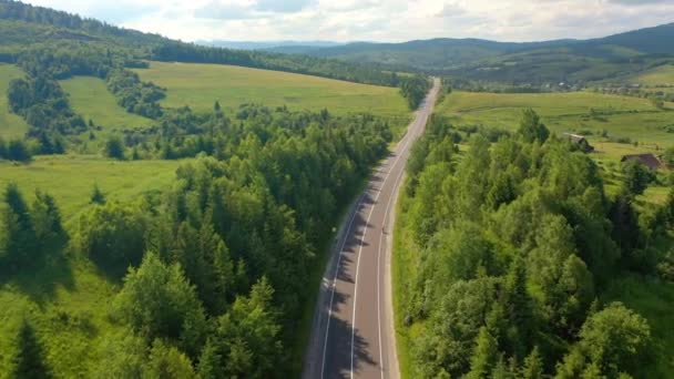 Dron Podąża Rowerzystą Jadącym Górską Drogą Nagrywane Wideo Drona — Wideo stockowe