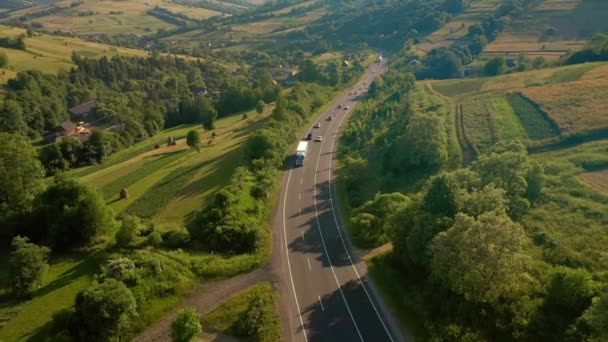 Drohne Fliegt Über Eine Straße Die Durch Einen Bergpass Führt — Stockvideo