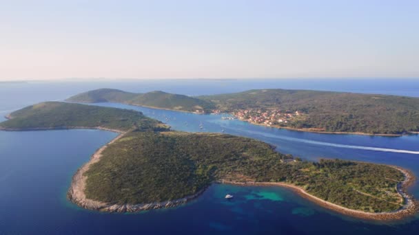 Drone Vuela Sobre Bahía Azul Día Soleado Filmado Drone Video — Vídeo de stock