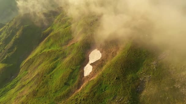 Drone Voa Sobre Nevoeiro Que Cobre Montanhas Sob Luz Manhã — Vídeo de Stock