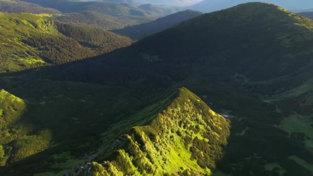 Sommarscen Bergskedja Upplyst Solen Från Fågelperspektiv Inspelning Från Drönarvideo — Stockvideo