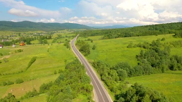 Drone Voa Sobre Uma Estrada Que Passa Por Uma Passagem — Vídeo de Stock
