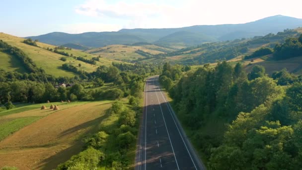 Drone Przelatuje Nad Drogą Która Przechodzi Przez Przełęcz Górską Nagrywane — Wideo stockowe