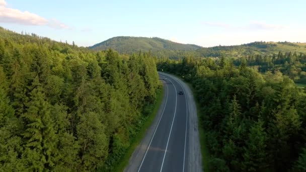 Dağ Geçidinden Geçen Bir Yolda Uçan Bir Dronun Görkemli Manzarası — Stok video