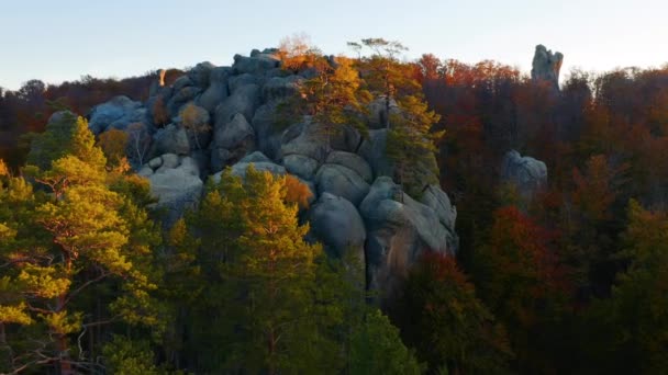 Drone Vola Sopra Rocce Calcaree Epiche Una Giornata Sole Girato — Video Stock