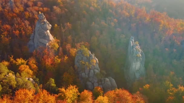 Дрон Летить Над Епічними Вапняковими Скелями Сонячний День Знято Безпілотне — стокове відео