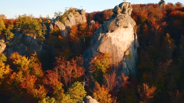 在阳光灿烂的日子里 无人机飞越了史诗般的石灰岩 以4K 无人驾驶视频拍摄 — 图库视频影像