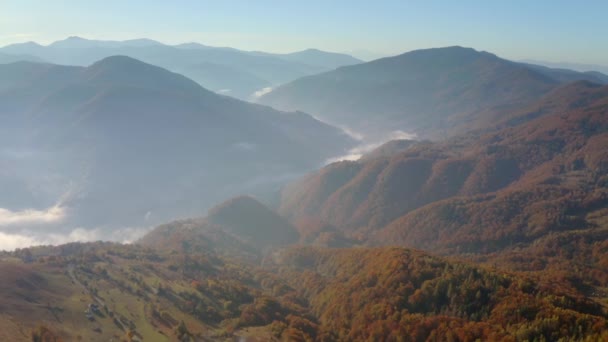 Ένα Τηλεκατευθυνόμενο Πετάει Πάνω Από Ήρεμα Βουνά Του Φθινοπώρου Μια — Αρχείο Βίντεο