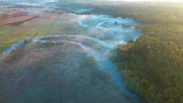 Widok Góry Krętą Rzekę Mgłę Toczącą Się Równinie Nagrywane Wideo — Wideo stockowe