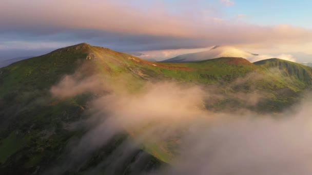 Drone Vuela Sobre Niebla Que Cubre Las Montañas Luz Mañana — Vídeos de Stock