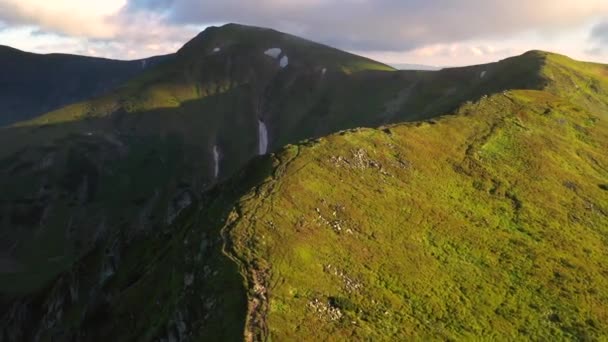 Dron Przelatuje Nad Zielonymi Wzgórzami Oświetlonymi Słońcem Letni Dzień Nagrywane — Wideo stockowe