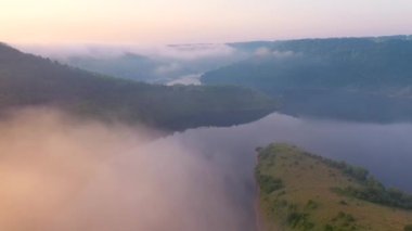 Dinyester Nehri 'nin sisli bir sabahının insansız hava aracından ateş etmek. 4k, İHA videosu ile çekilmiştir..