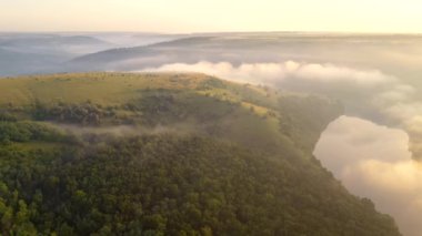 Dinyester Nehri 'nin sisli bir sabahının insansız hava aracından ateş etmek. 4k, İHA videosu ile çekilmiştir..