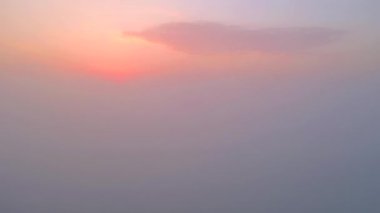 Güneş doğarken bulutların fantastik okyanusunu kuş bakışı izlemek. Sinematik hava görüntüsü, İHA uçuşu. Dinyester 'in yeri, Ukrayna, Avrupa. Toprağın güzelliğini keşfedin. 4k 'lık İHA videosuyla çekildi..
