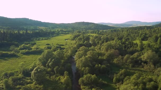 Egy Drónról Lőttek Ami Egy Hegyi Völgy Felett Repült Ben — Stock videók