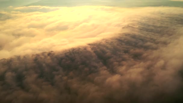 Густий Туман Освітлений Сонцем Огортає Поля Світанку Знято Безпілотне Відео — стокове відео